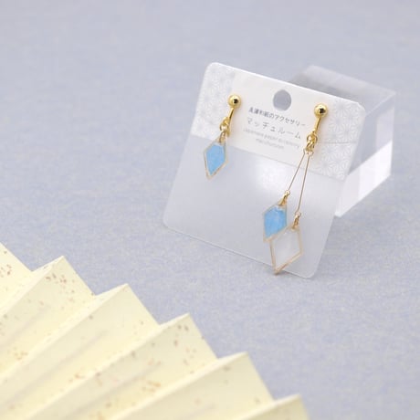 ひし形アシメ【美濃和紙のイヤリング/ピアス】水色×白