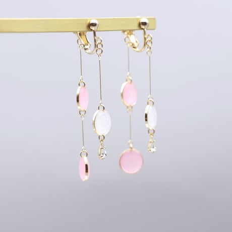 前後で揺れる水玉＊美濃和紙のイヤリング/ピアス＊白×ピンク