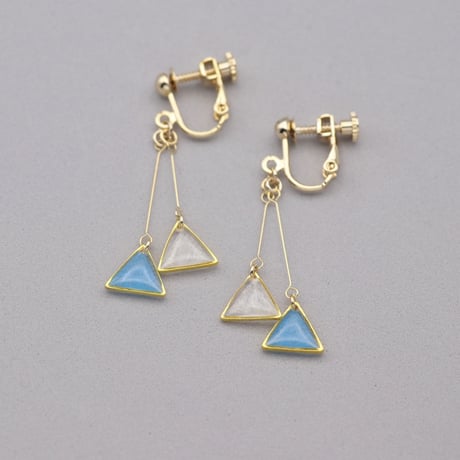 揺れるちっちゃな三角【美濃和紙のイヤリング/ピアス】水色×白