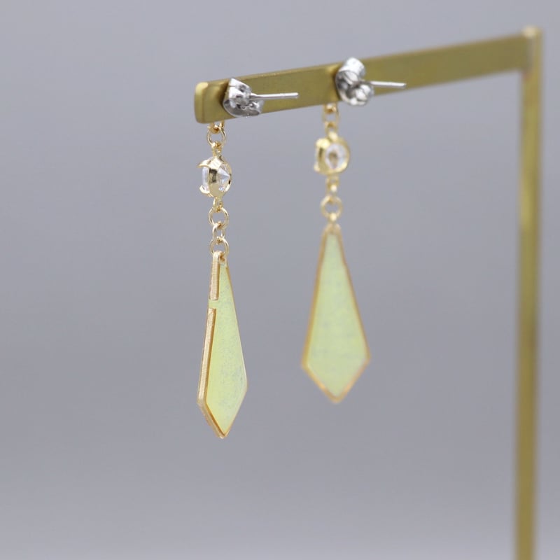 キラッと輝く変形ひし形＊美濃和紙のイヤリング/ピアス＊黄色