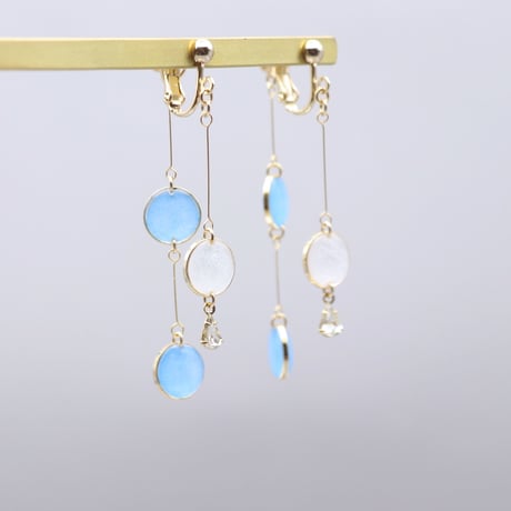 前後で揺れる水玉＊美濃和紙のイヤリング/ピアス＊白×水色
