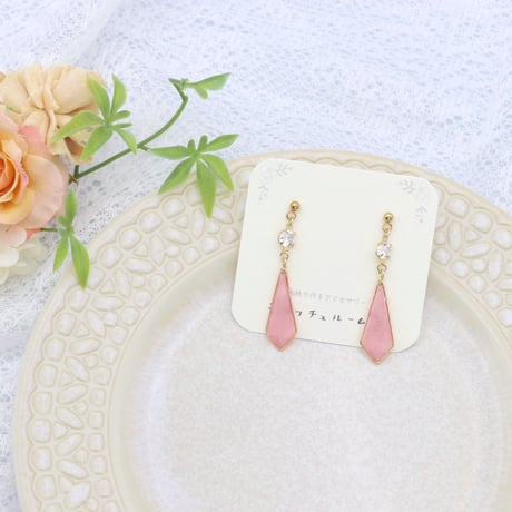 キラッと輝く変形ひし形＊美濃和紙のイヤリング/ピアス＊ピンク