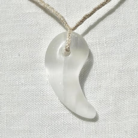 【プレミアム】セレナイト◎神結勾玉ペンダント・Momoさん磨き (2)