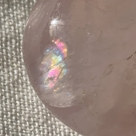 宝石質ローズクォーツ・パームストーン  (4) 虹