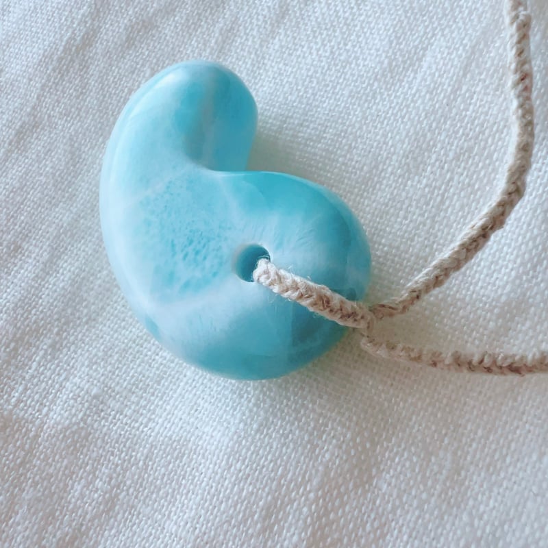 希少模様❤高級ラリマーの天使の羽根ペンダント　B ラリマー羽根型ペンダントトップ - メルカリ