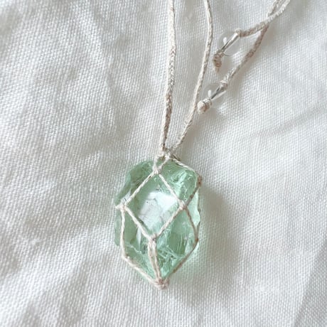 アンダラクリスタル⚪︎石包ペンダント⑽ 虹 虹 ライトグリーン