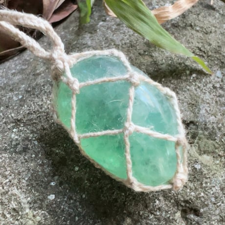 エメラルドグリーンフローライト⚪︎石包ペンダント (1)