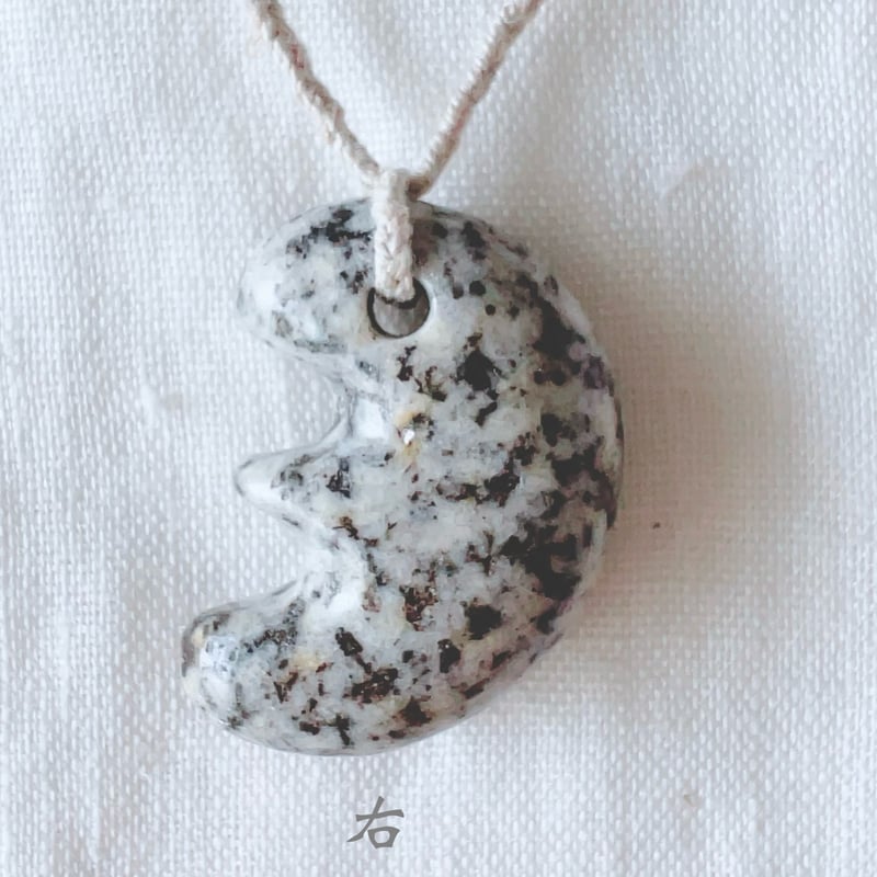 白い玉葉型ペンダント　砡　玉石 白い玉葉型ペンダント 砡 玉石