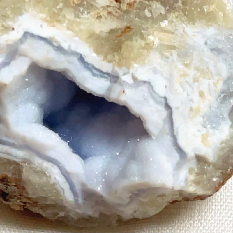 蓄光するスノークリスタルのチャーム【12月ブルーレースアゲート】 蓄光するスノークリスタルのチャーム【12月ブルーレースアゲート