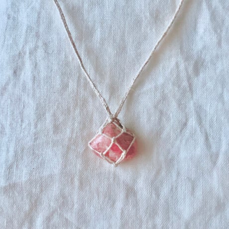インカローズ⚪︎石包ペンダント ⑵ ちょこっとパイライト