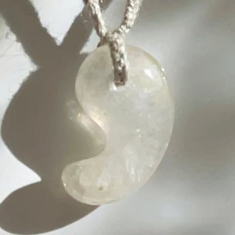 幸運を招く石】静岡水晶AAグレード 勾玉ペンダント 精麻ネックレス