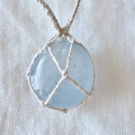 セレスタイト⚪︎石包ペンダント  ⑵