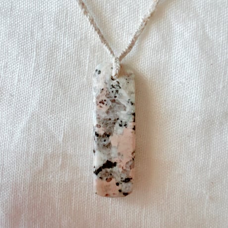 ピンクロイヤルマイカ⚪︎石編ペンダント ⑵