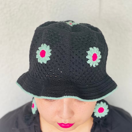 小さなお花のバケットハット