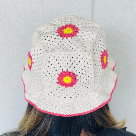 小さなお花のバケットハット