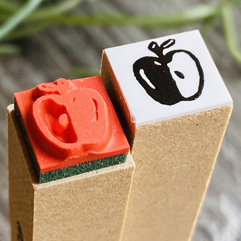 りんご10mm角】絵文字はんこ10x10mm_R454 | RiraRiraはんこストア