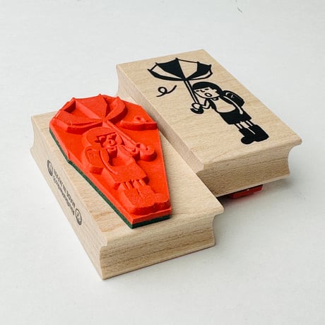 【まもるくんの傘ひっくりかえる】デザインはんこ30x48mm_R135