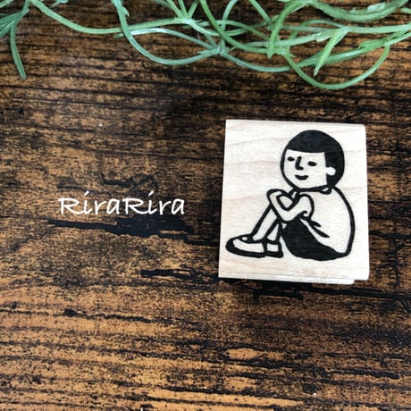 【まもるくんの体操座り】デザインはんこ26x30mm_R014