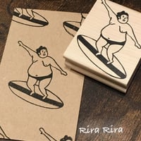 【おすもうさんの波乗りサーフィン】デザインはんこ40x48mm_R058