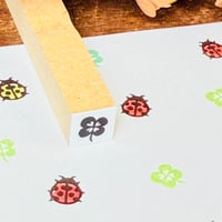 【四つ葉のクローバー10mm角】絵文字はんこ10x10mm_R1279