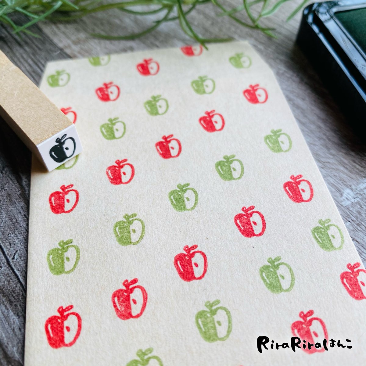 りんご10mm角】絵文字はんこ10x10mm_R454 | RiraRiraはんこストア