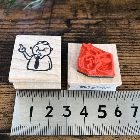 【岩井係長の指さし(大)】デザインはんこ26x30mm_R277