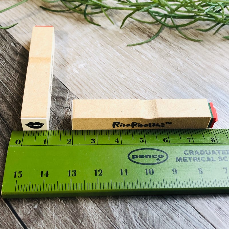 口・キスマーク10mm角】絵文字はんこ10x10mm_R384 | RiraRiraはんこストア