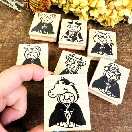 【岩井係長のうま年三つ指】デザインはんこ40x48mm_R1104