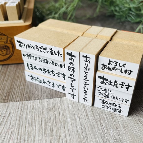 【岩井係長の指さし15mm角】デザインはんこ15x15mm_R558