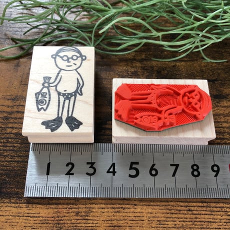 【めがねおじさんの魚持ち】デザインはんこ30x48mm_R057