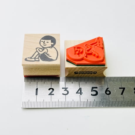【まもるくんの体操座り】デザインはんこ26x30mm_R014