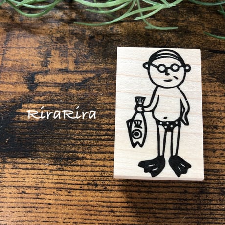 【めがねおじさんの魚持ち】デザインはんこ30x48mm_R057