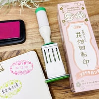 【マロンちゃんマカロンくんの花畑回転印（14号小判CR型）】回転印_KS14_01