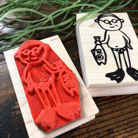 【めがねおじさんの魚持ち】デザインはんこ30x48mm_R057