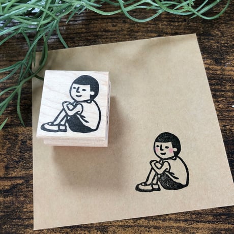【まもるくんの体操座り】デザインはんこ26x30mm_R014