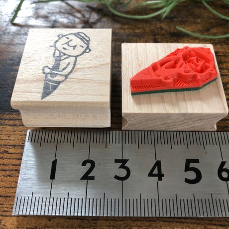 【岩井係長のひょっこり】デザインはんこ26x30mm_R223
