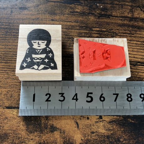 【おかっぱちゃんの三つ指】デザインはんこ30x40mm_R222