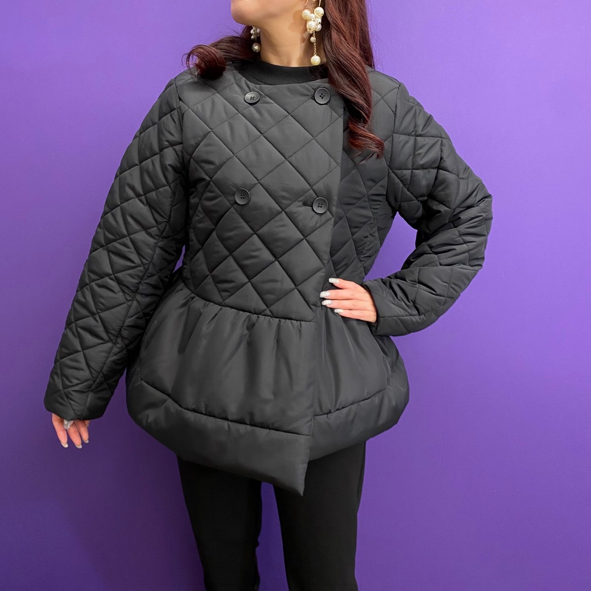 【美品】yoriヨリ　ヘムフリルキルトショートコート　ブラック yori ヘムフリルキルトショートコート(ブラック） 【2023AW】