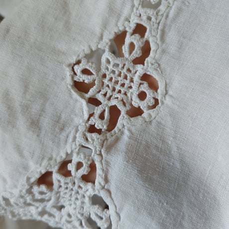 リネン刺繍のテーブルクロス