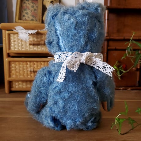 ちょっとかしげたブルーのクマちゃん