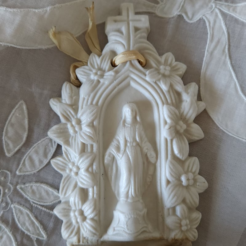 花とマリア様の聖水盤 | リボンときどきネコ