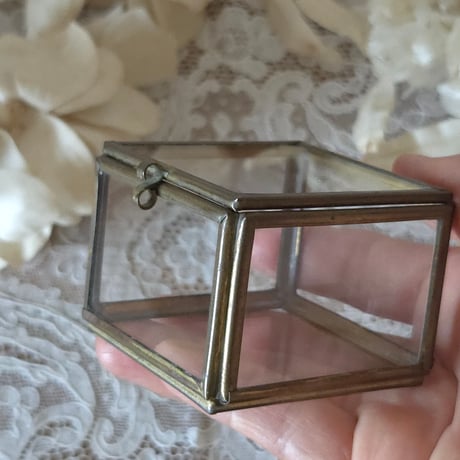 ガラスのアクセサリーケース