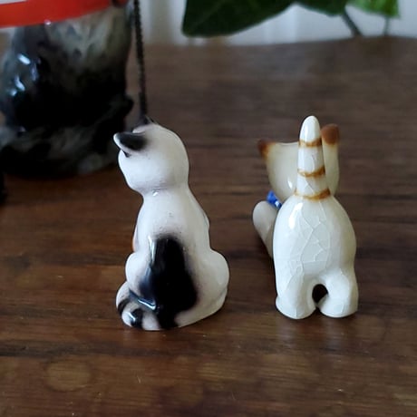 ボールで遊ぶ猫のフィギュリン/ゲーベル社