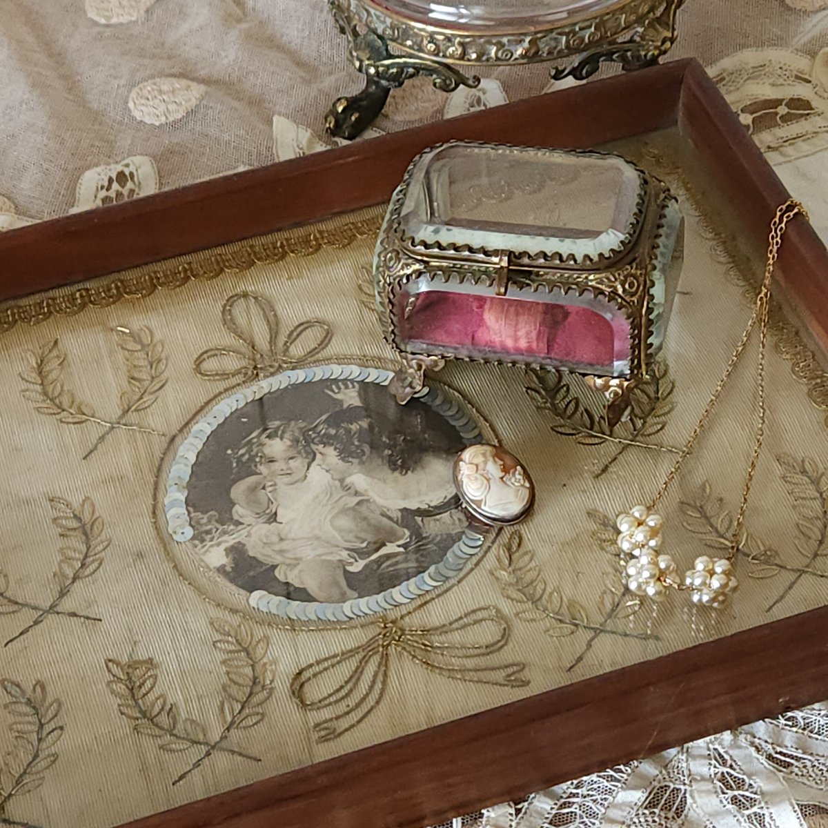 アンティーク　ドレッシングトレイ　刺繍トレイ　アクセサリートレイ　レース 金糸刺繍が美しいドレッシングトレイ | リボンときどきネコ