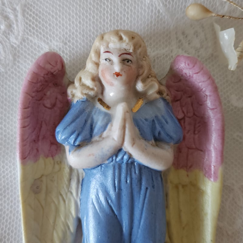 祈りを捧げる天使の聖水盤 | リボンときどきネコ