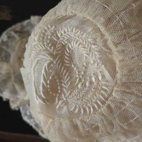 美しい刺繍の子供用ボネ
