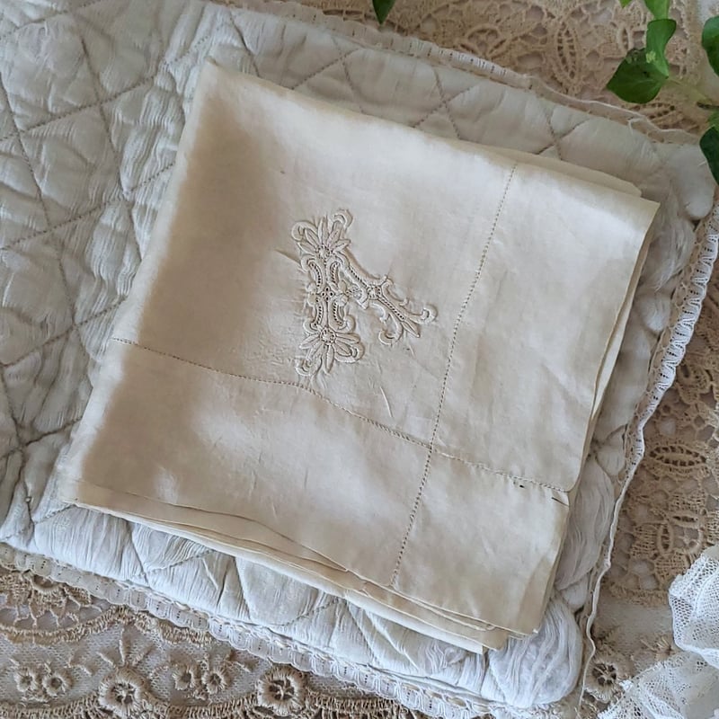 カットワーク刺繍にシルクリボンのハンキーケース | リボンときどきネコ