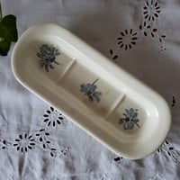 ブルーグレーの花がかわいいコームトレイ