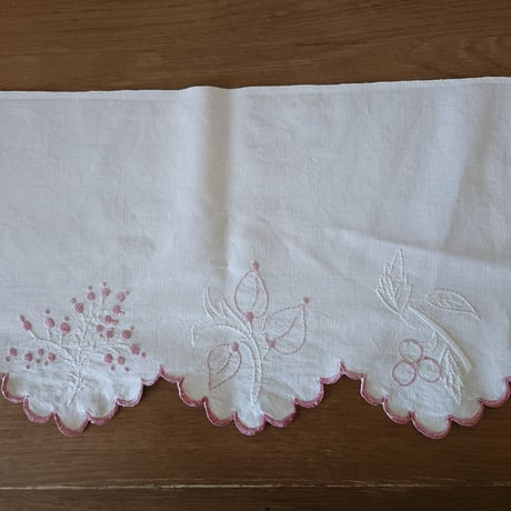 手刺繍のシェルフ飾り
