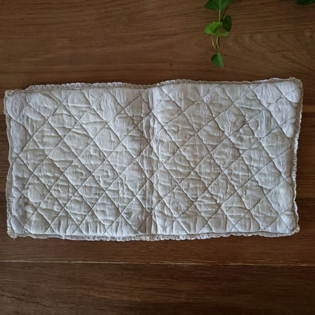 カットワーク刺繍にシルクリボンのハンキーケース